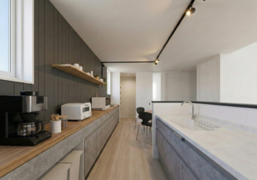 【内観イメージ（キッチン・パントリー）】
＿パントリーへとつながる食器棚の美しいラインと、深みあるダーククロスが織りなす上質な空間。