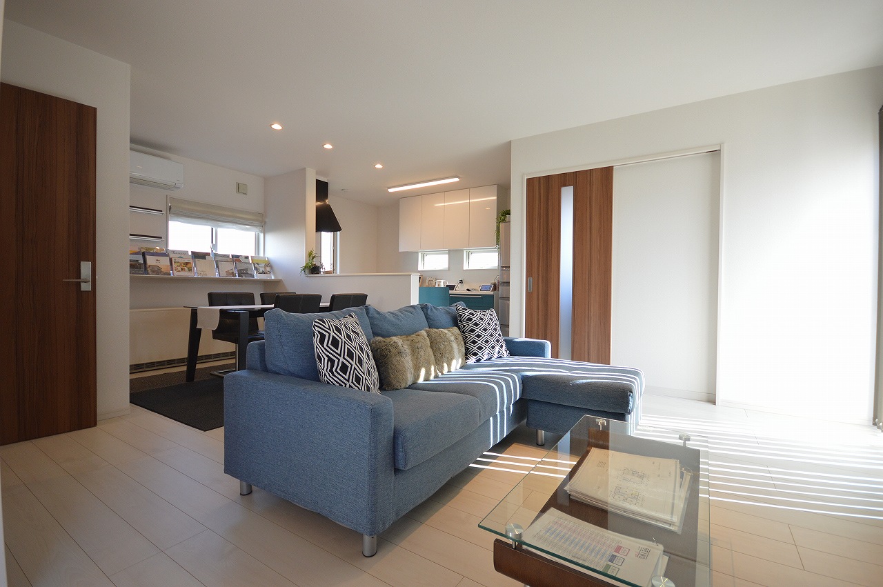 家族みんなでくつろげるリビングは、白で統一し明るい空間に。キッチンは対面型なので、家族の様子を窺いながらお料理を楽しむことができます。