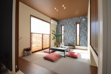 くつろぎと和みの空間である和室は琉球畳を使用し、落ち着きの中にもモダンさを感じさせる和洋折衷を演出しています。