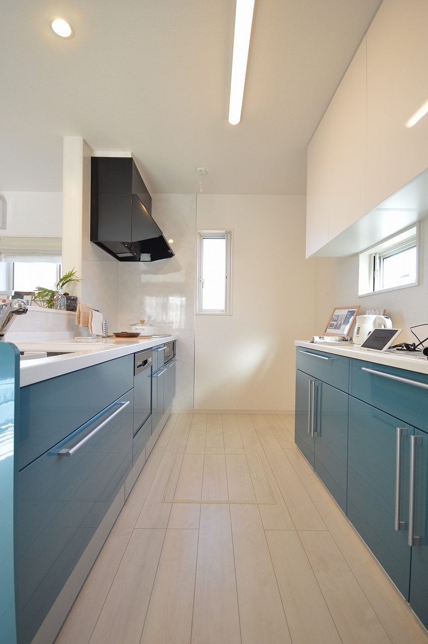 キッチンはゆとりのあるスペースと大容量の収納でスッキリとお片付け可能