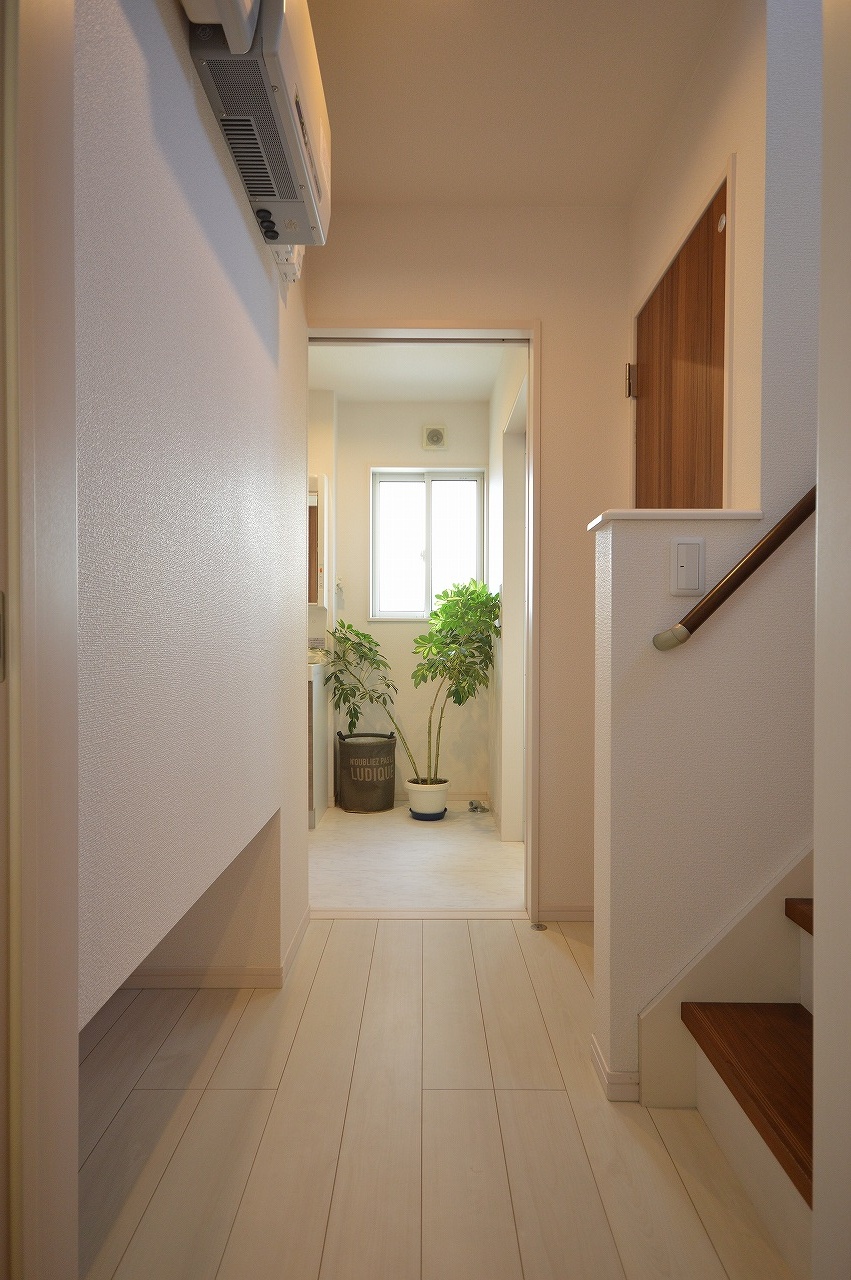 洗面脱衣室からホールまで、視線が抜ける設計で実際の広さ以上の開放感を感じられます。