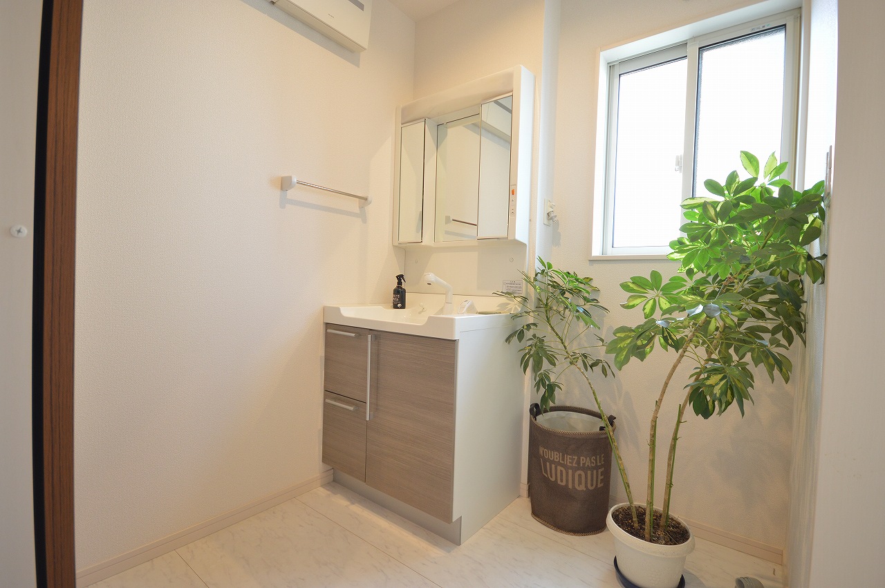 大きな窓から自然光が入り、朝の身支度を爽やかな気分でスタートできます。