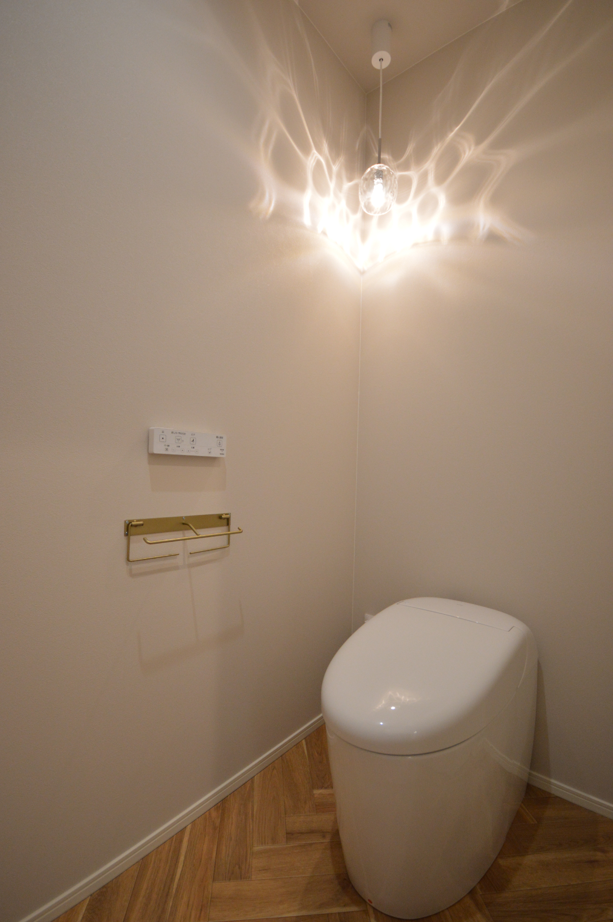 トイレ（タンクレスタイプ）
＿照明で魅せる、タンクレストイレ空間。シンプルだからこそ際立つ、美しさ。