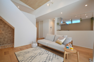 リビング
＿木目の暖かさと明るいホワイトのクロスが調和するリビング。