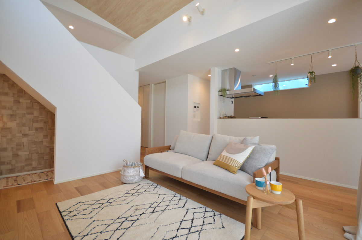 リビング
＿木目の暖かさと明るいホワイトのクロスが調和するリビング。