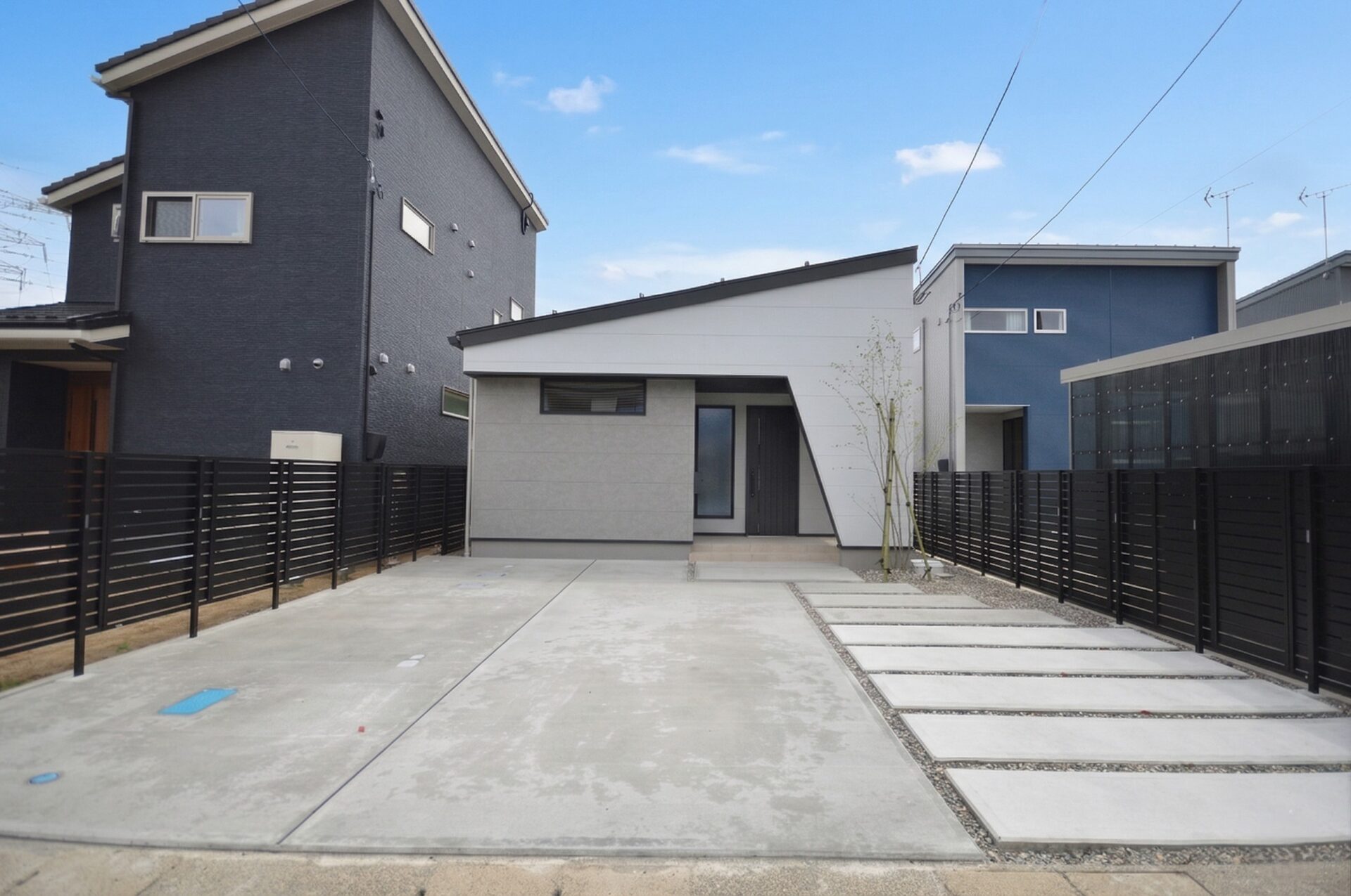 外観写真（正面）
＿シンボルツリーと美しいアプローチが迎える、心地よいアプローチ。