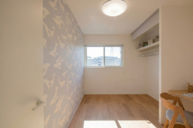 子供室Ａ
＿子ども部屋には、スタディカウンターを設けました。アクセントクロスが、お子さまの好奇心や遊び心をくすぐります。