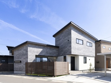 開放的なＬＤＫと「秘密基地」のようなヌック。平屋のように暮らせる住まい（富山市婦中町 ）