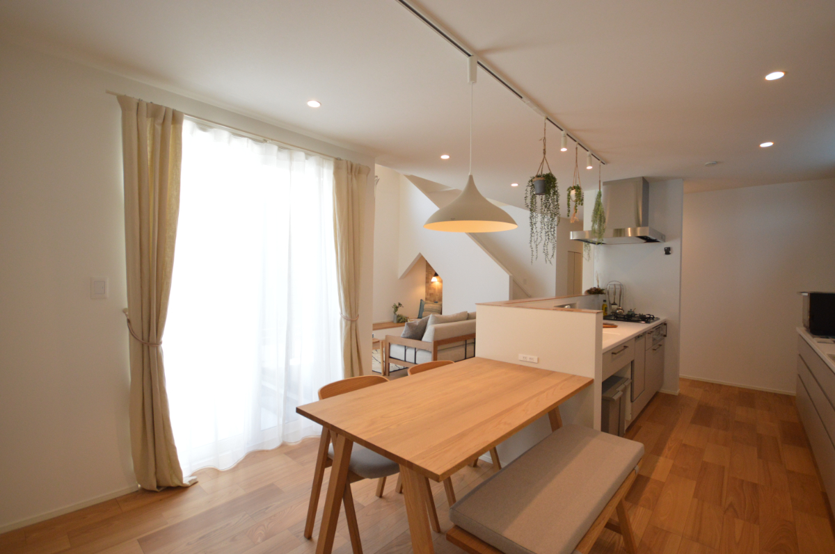 ＬＤＫ２（ダイニング側より）
＿ダイニングとキッチン周りは余裕のある広さを確保。中庭テラスの窓から明るい光が入ります。