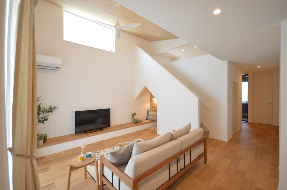 リビング・吹き抜け
＿平屋とは思えない、開放感たっぷりの高い天井のリビング。ロフトへ上がる階段も、ちょっとしたデザインのポイントに。