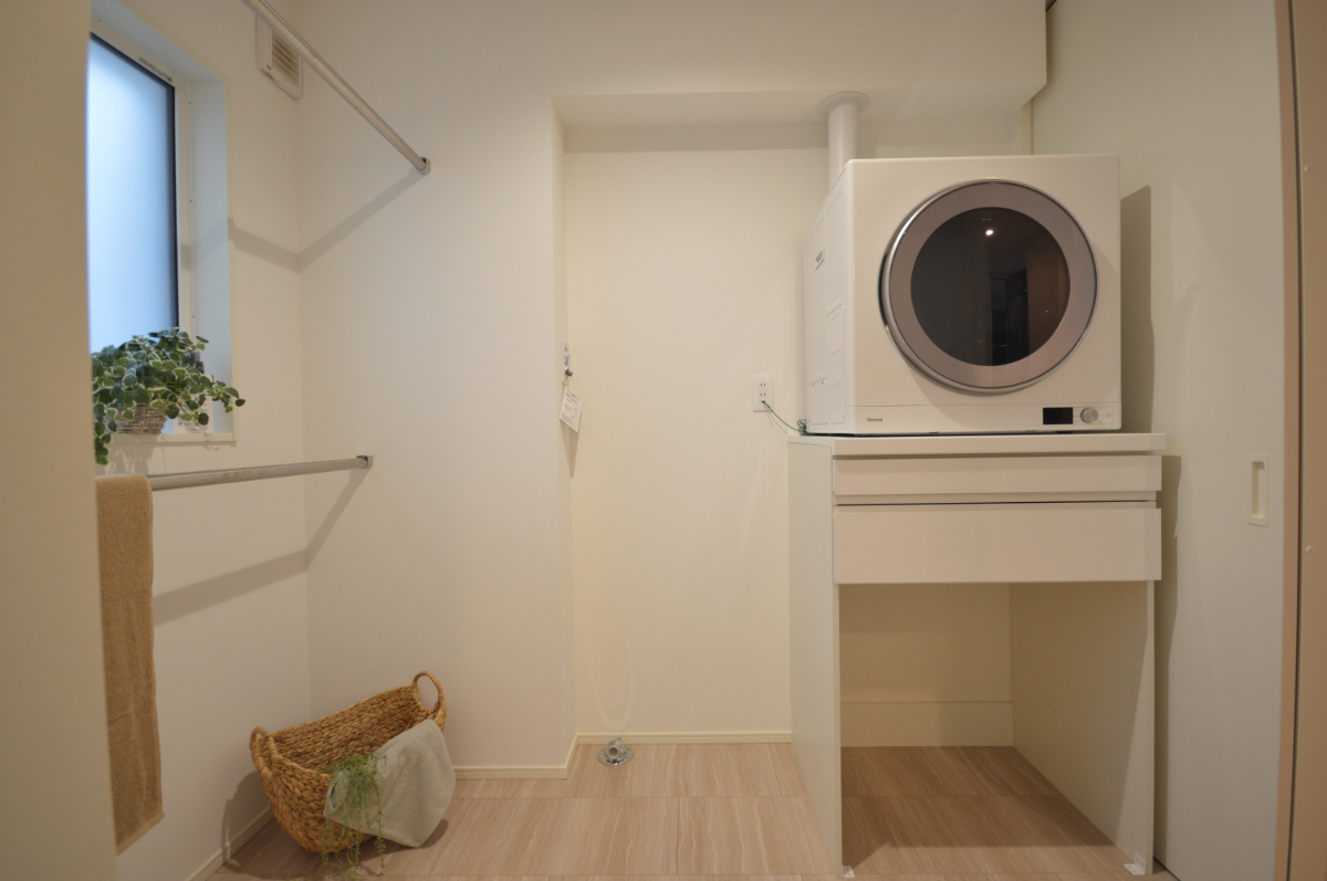 脱衣室
＿ランドリーには家事ラクアイテム「ガス衣類乾燥機　乾太くん」を設置。家事がグーンと楽になります♪