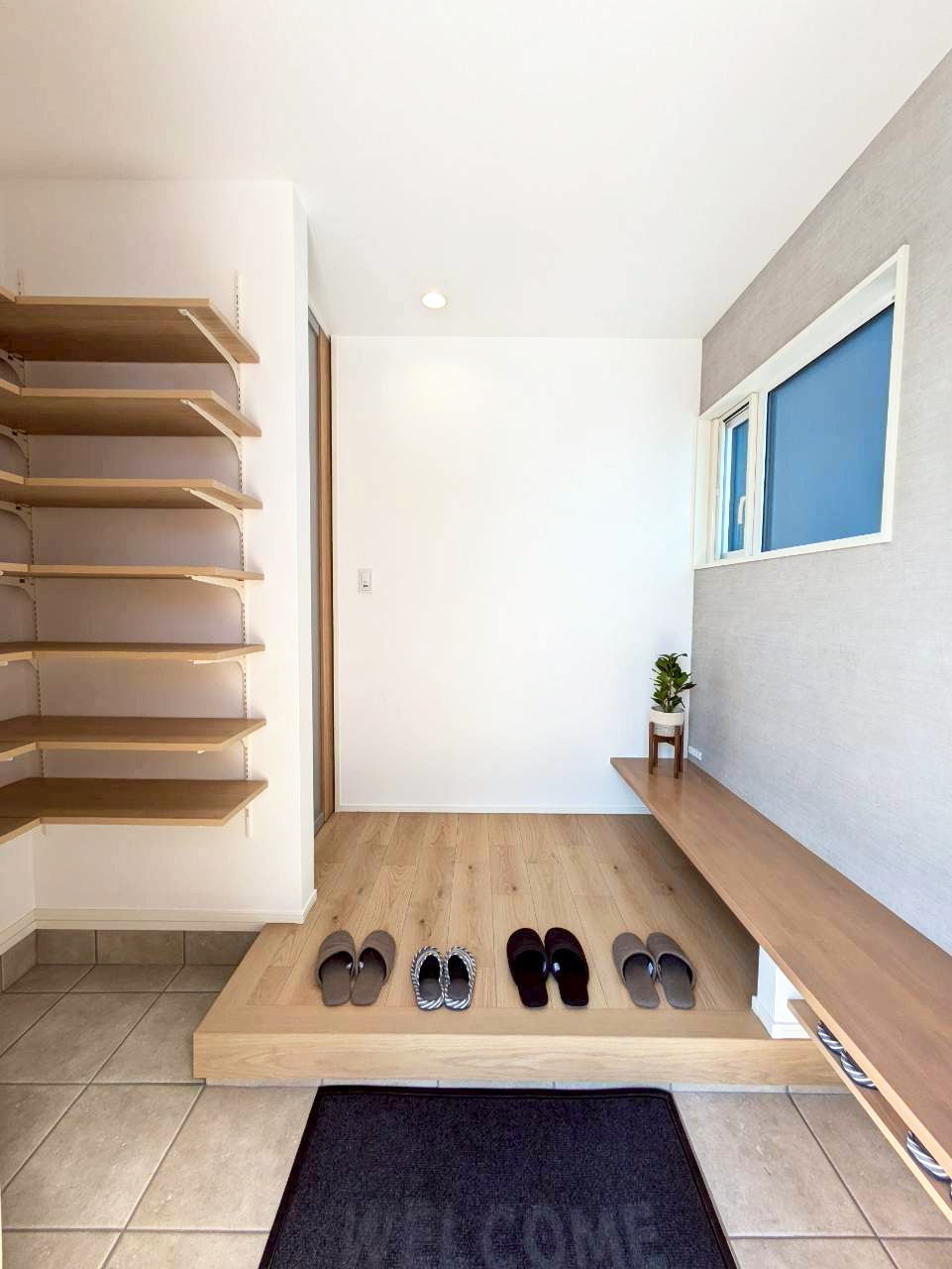 靴の脱ぎ履きやちょっとした荷物置きに便利なベンチ板を設け、暮らしにゆとりを添える玄関