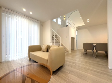 階段へと続く動線もスムーズで、家族の気配をどこにいても感じられます