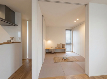 リビングの一角に設けた畳スペースは、仕切りをなくすことで空間に広がりをもたらします。