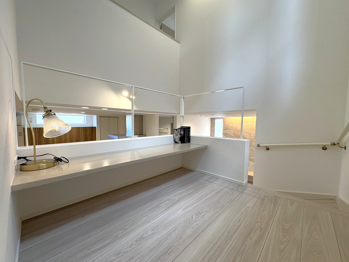 階段を上がった先に広がるフリースペースには、リモートワークや学習に最適な造作デスクを設けました