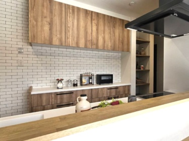 横幅を贅沢に確保したセパレート型のカップボード