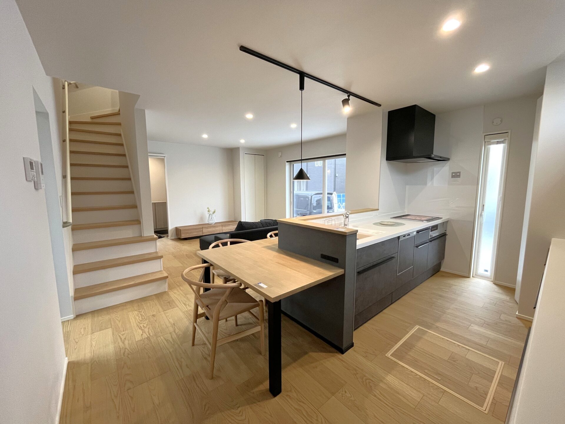 ダークなキッチンが木目と合い、おしゃれなインテリアになります