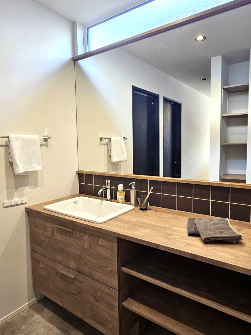 カウンターを広く確保し、身支度だけでなく洗濯物を畳むなどの家事スペースとしても活用可能