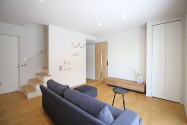 階段横の広い壁は飾れる壁面、お誕生日など飾りつけをして記念写真などに活用できます