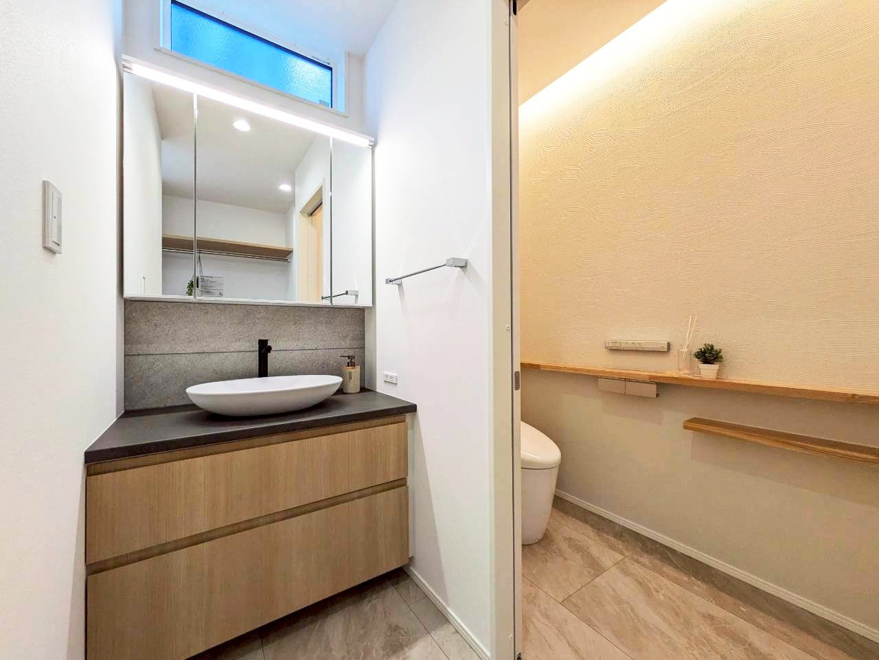 清潔感あふれる、白を基調としたサニタリー