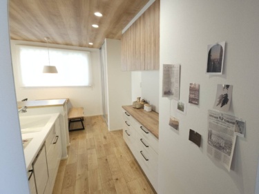 キッチン背面には、作業スペースとしても使える広々としたカップボードを配置