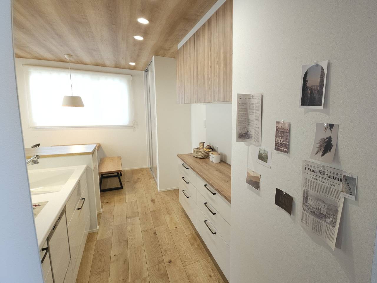 キッチン背面には、作業スペースとしても使える広々としたカップボードを配置