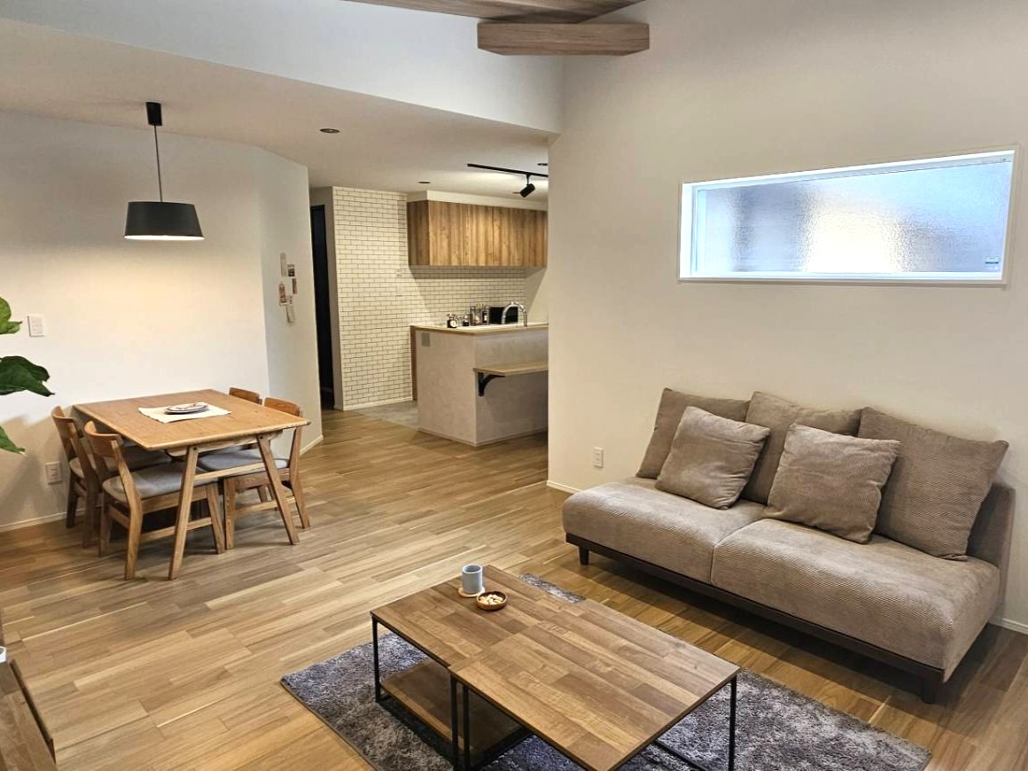 リビングには、外からの視線を遮りつつ安定した光を取り込む高所のスリット窓を採用