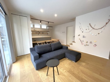 階段を一部見せることで壁を無くし、開放的に見せるリビング