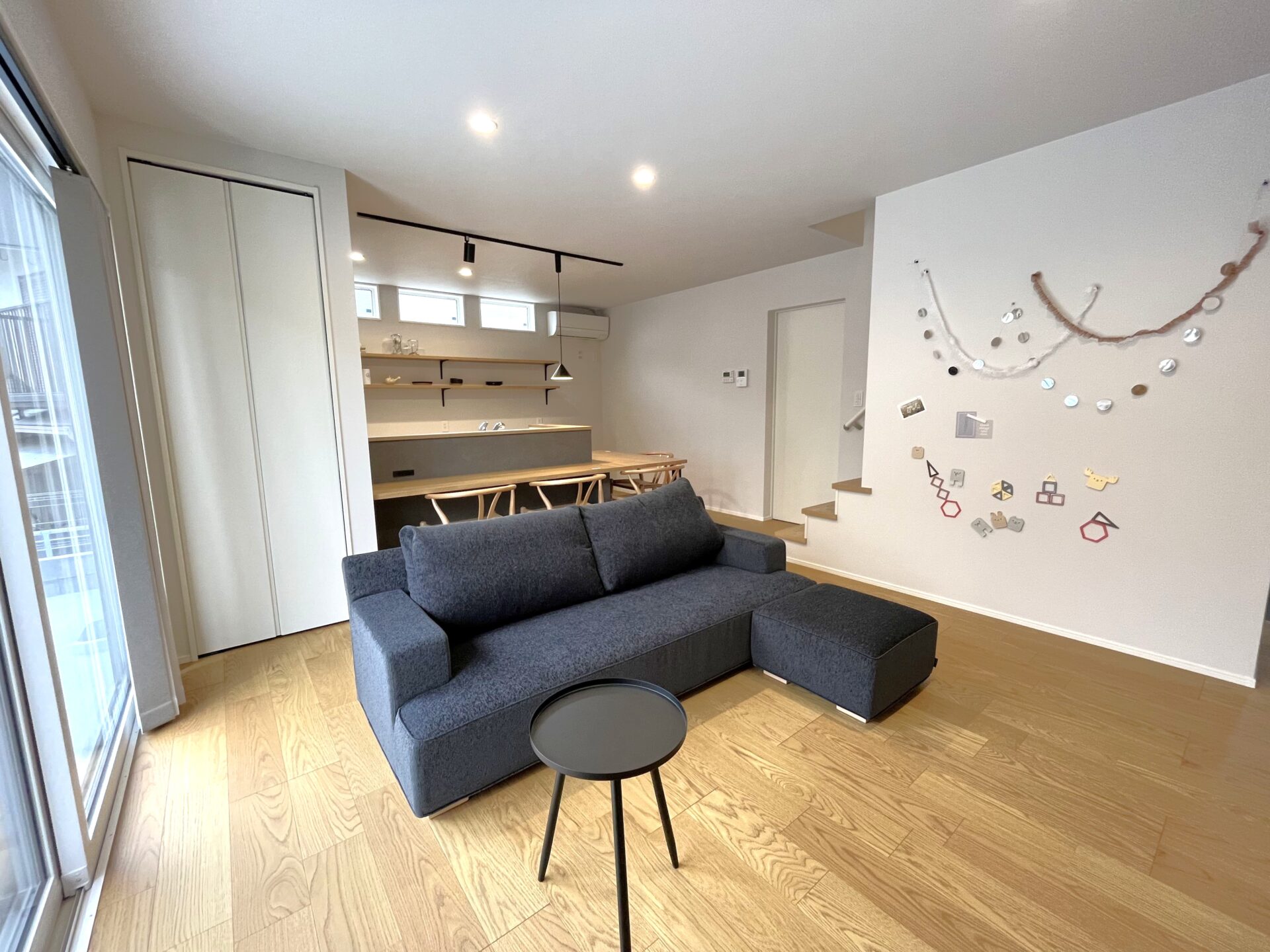 階段を一部見せることで壁を無くし、開放的に見せるリビング