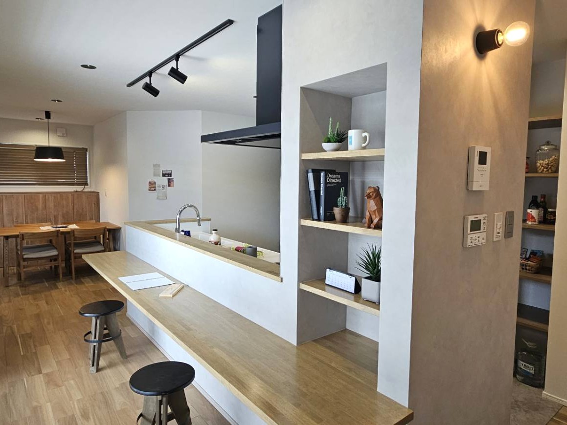 キッチンと一体化したワイドカウンターは、軽食やスタディスペースとして最適