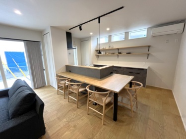 ダイニングテーブルは造り付けのカウンター式、省スペースながらしっかり４人分確保