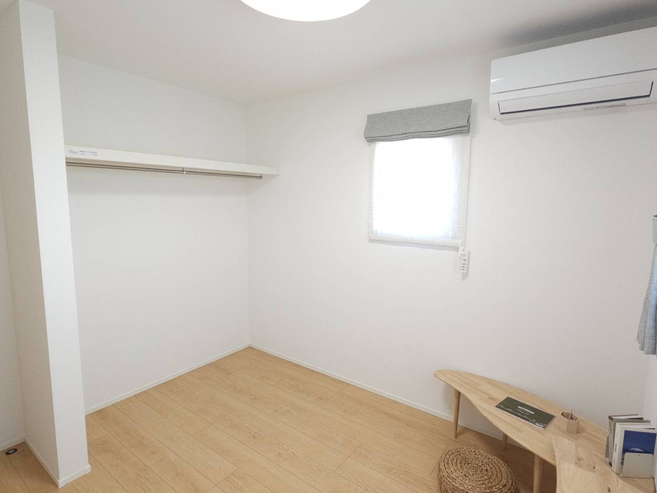 扉をあえて設けないオープンタイプのクローゼットを採用し、空間の圧迫感を解消