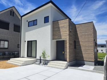 まちなかモデルハウス販売！快適な１Ｆ寝室と２.５ｍの折上天井リビング・木目柄のキッチンが魅力的な住まい（徳島市南庄町）