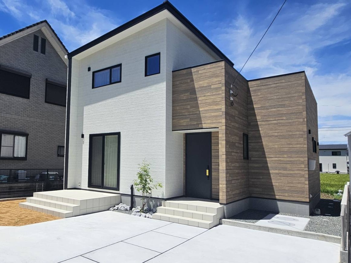 まちなかモデルハウス販売！快適な１Ｆ寝室と２.５ｍの折上天井リビング・木目柄のキッチンが魅力的な住まい（徳島市南庄町）