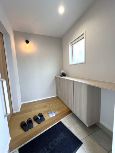 広いカウンターで飾りも置ける収納付き