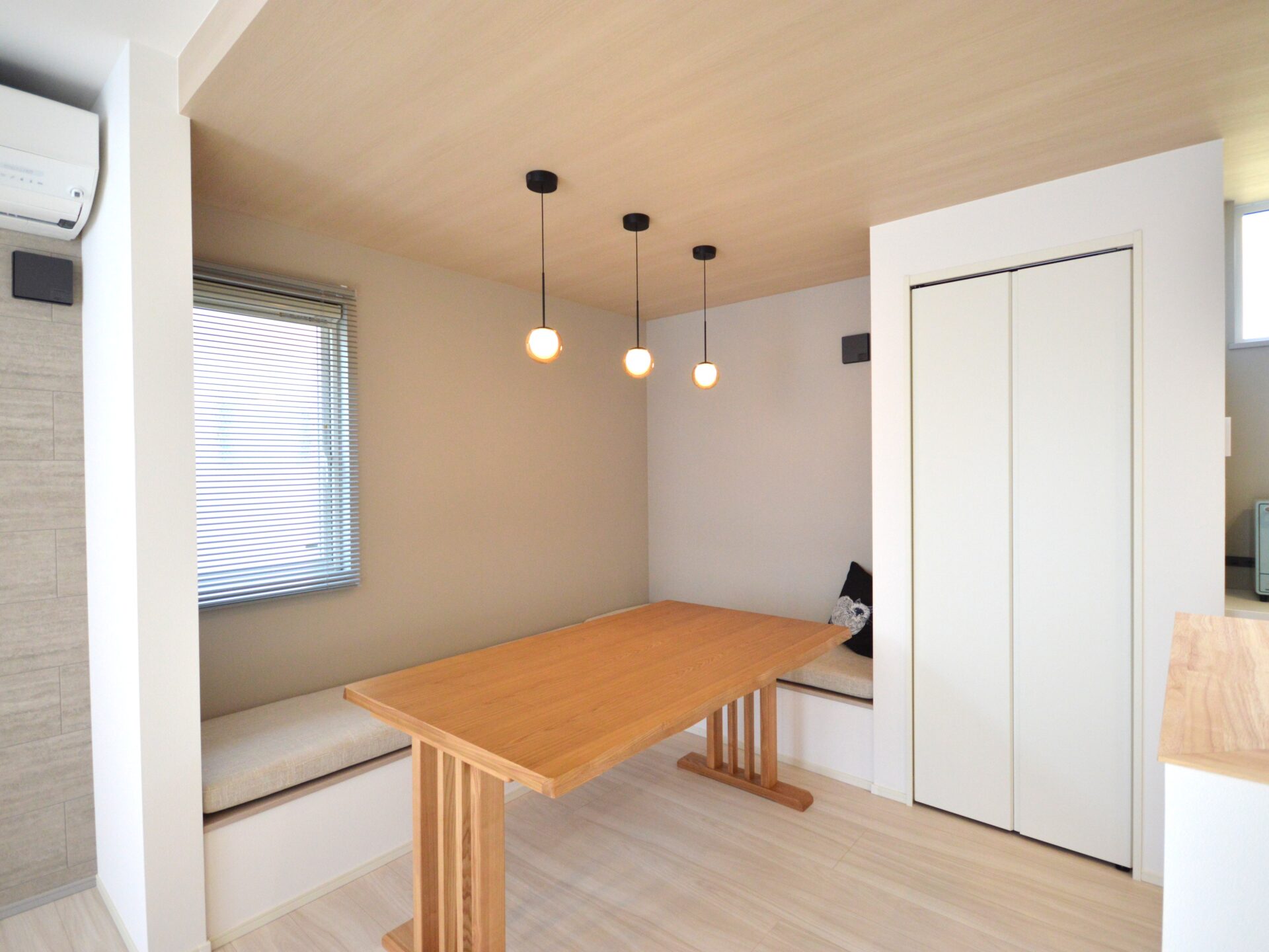 キッチンからダイニングまで続く木目調の下がり天井が、空間に程よい「おこもり感」と落ち着きをもたらします