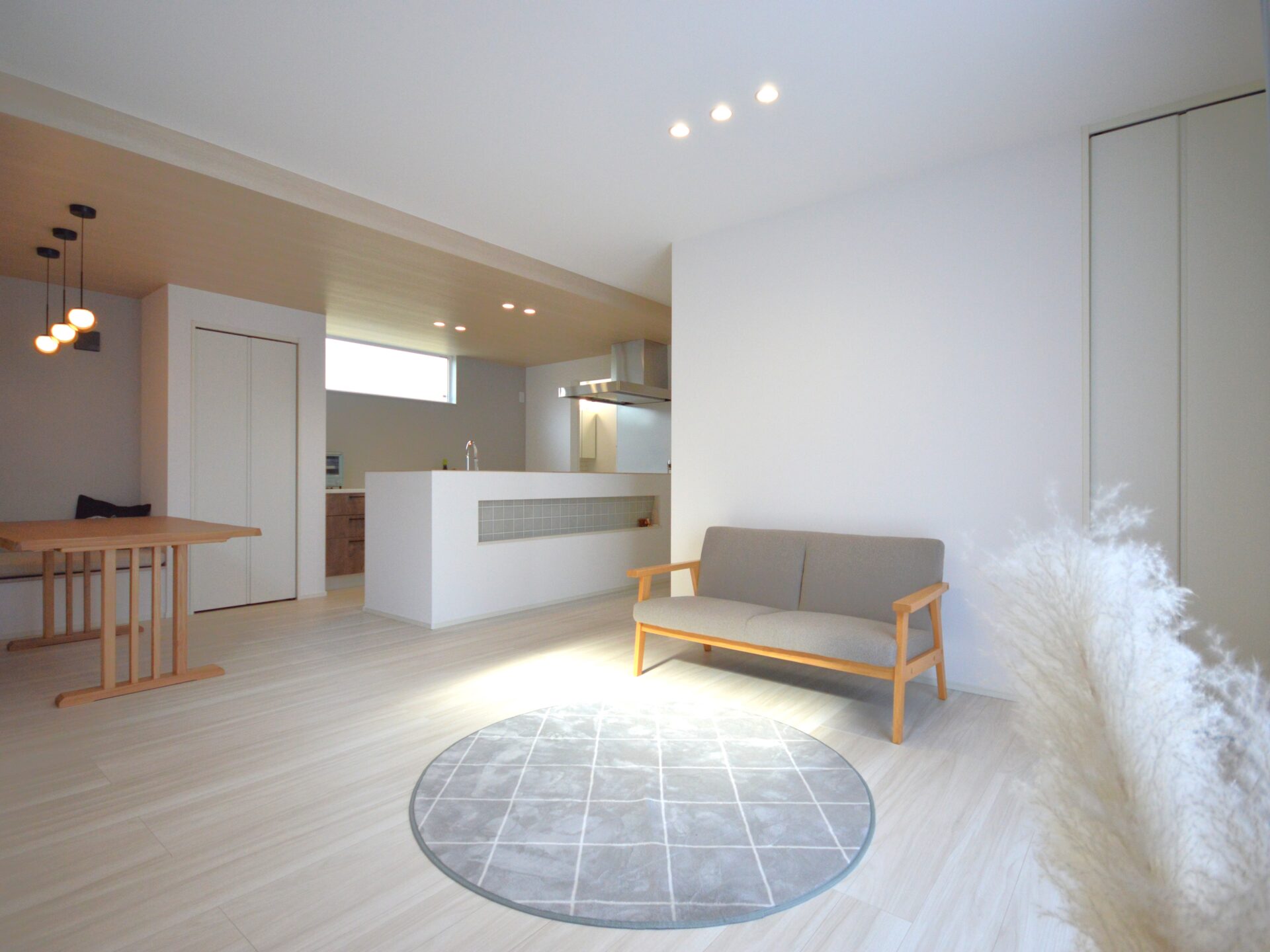 ２０帖以上で広々快適！白い壁と明るいフロアが光を拡散し、部屋全体をパッと明るい印象に