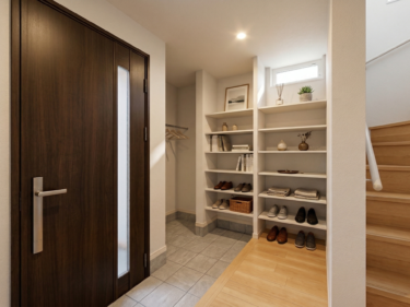 大容量のオープンシューズインクローゼットを備えた玄関