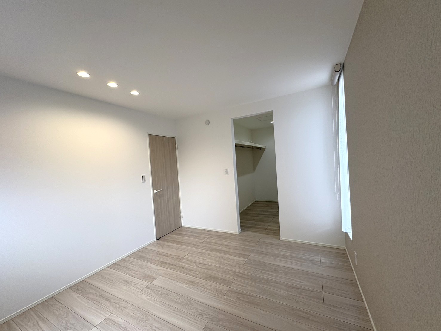 奥には大容量のウォークインクローゼットを配置し、居住空間を常にスッキリと保てます