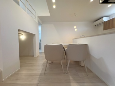 白を基調とした清潔感を感じられるダイニング