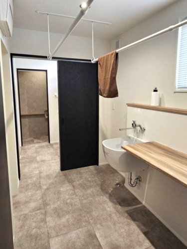 広々としたスロップシンクや作業用カウンター、常設の室内物干しを備え、天候に左右されない効率的な洗濯ライフを実現