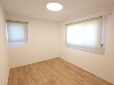 １階に配置された寝室は、将来を見据えたワンフロアライフにも対応