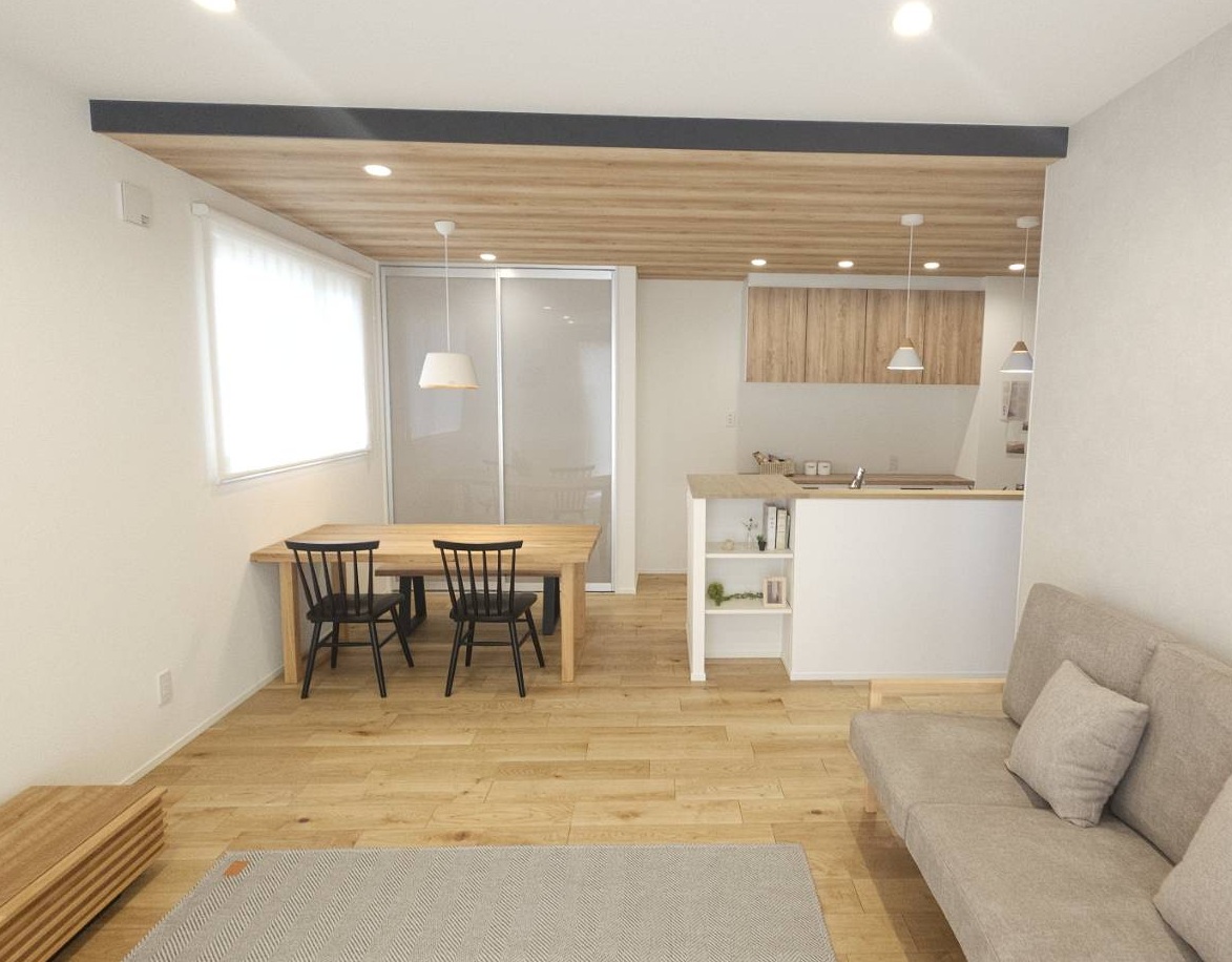 キッチンからダイニングまで続く「下がり天井」が、空間に程よいおこもり感と上質さをプラス