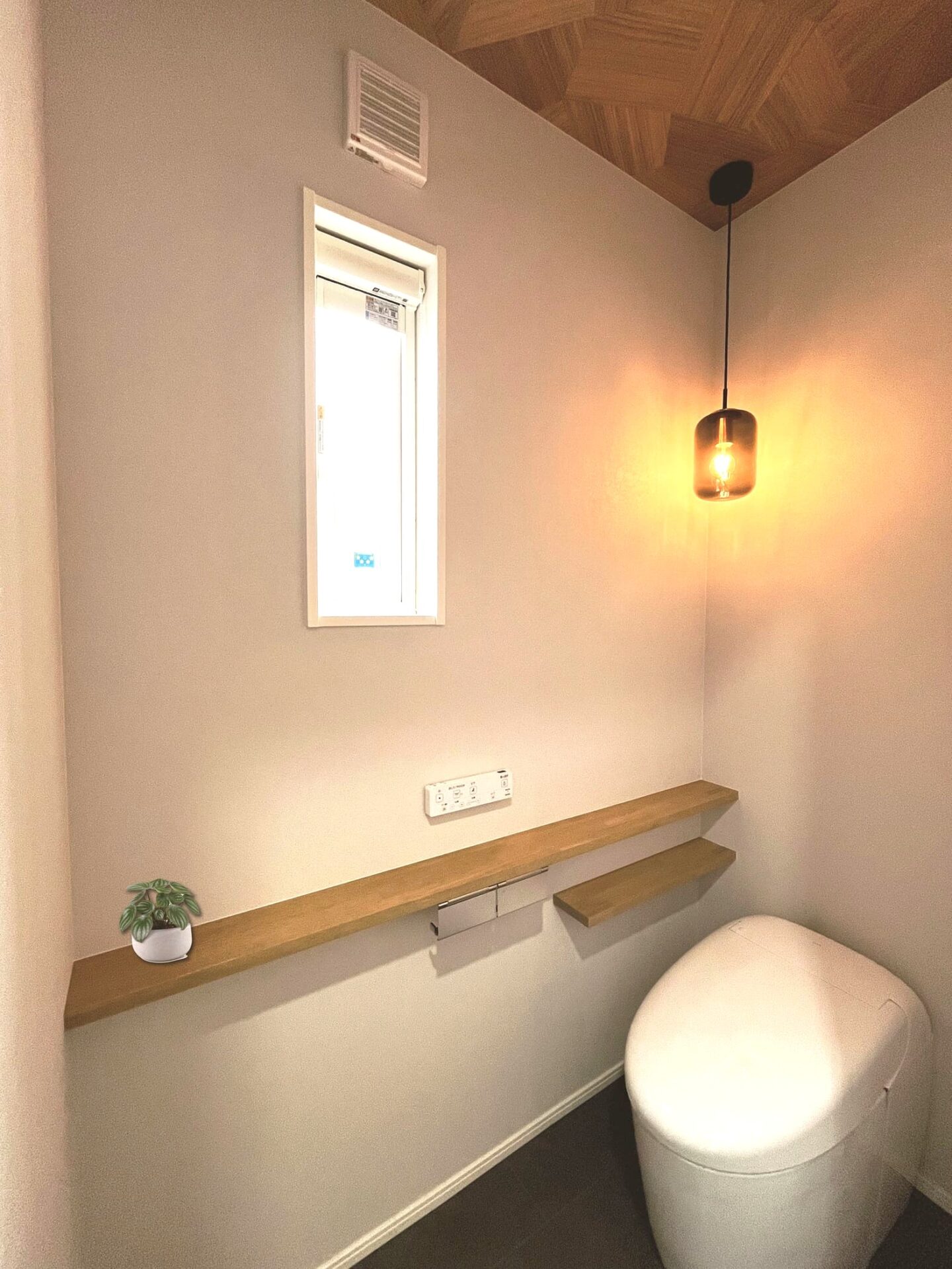 ペンダントライトと天井の木目がおしゃれなトイレ空間