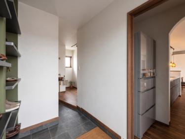 玄関横のシューズクロークから、パントリー、そしてキッチンへと最短距離で移動できる動線を実現