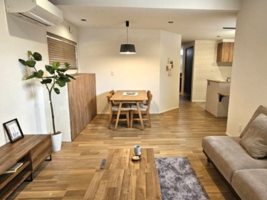 ダイニング横には、空間の邪魔にならないシンプルな造作カウンター収納を配置