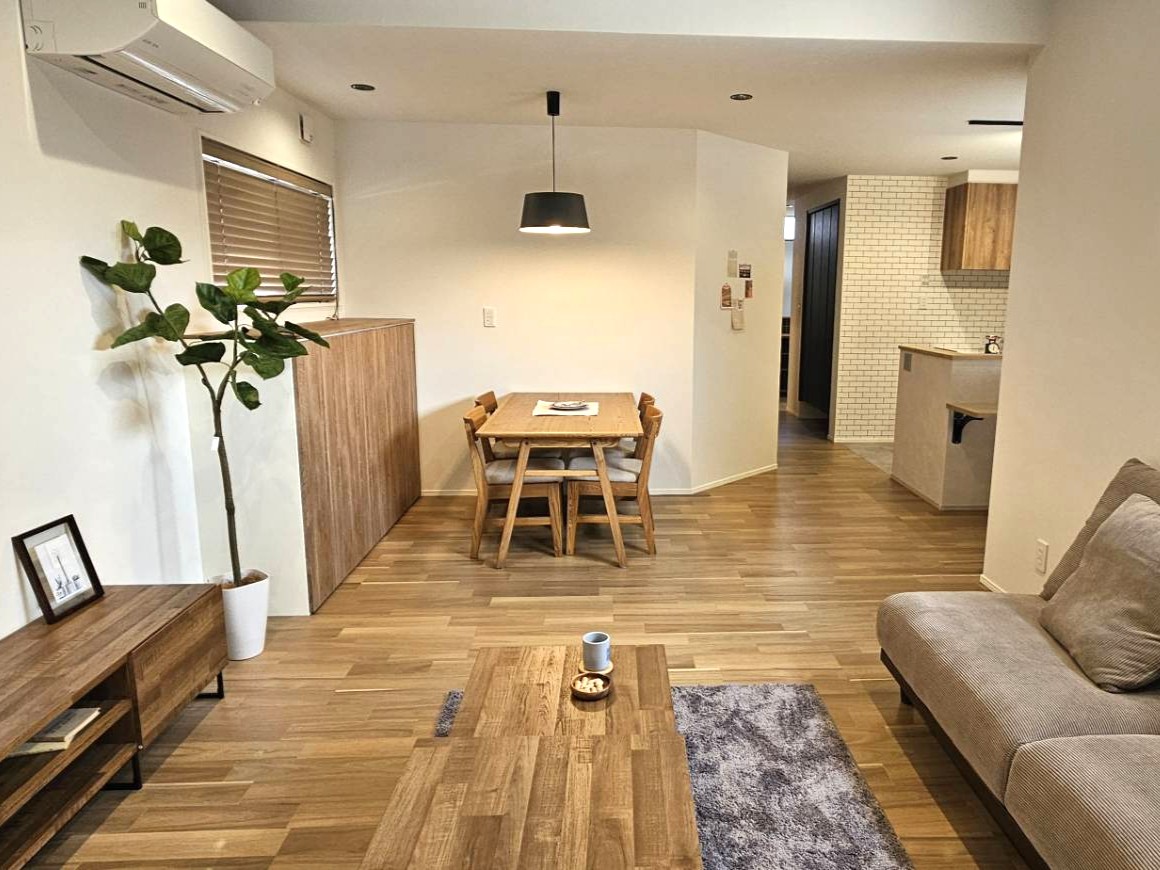 ダイニング横には、空間の邪魔にならないシンプルな造作カウンター収納を配置