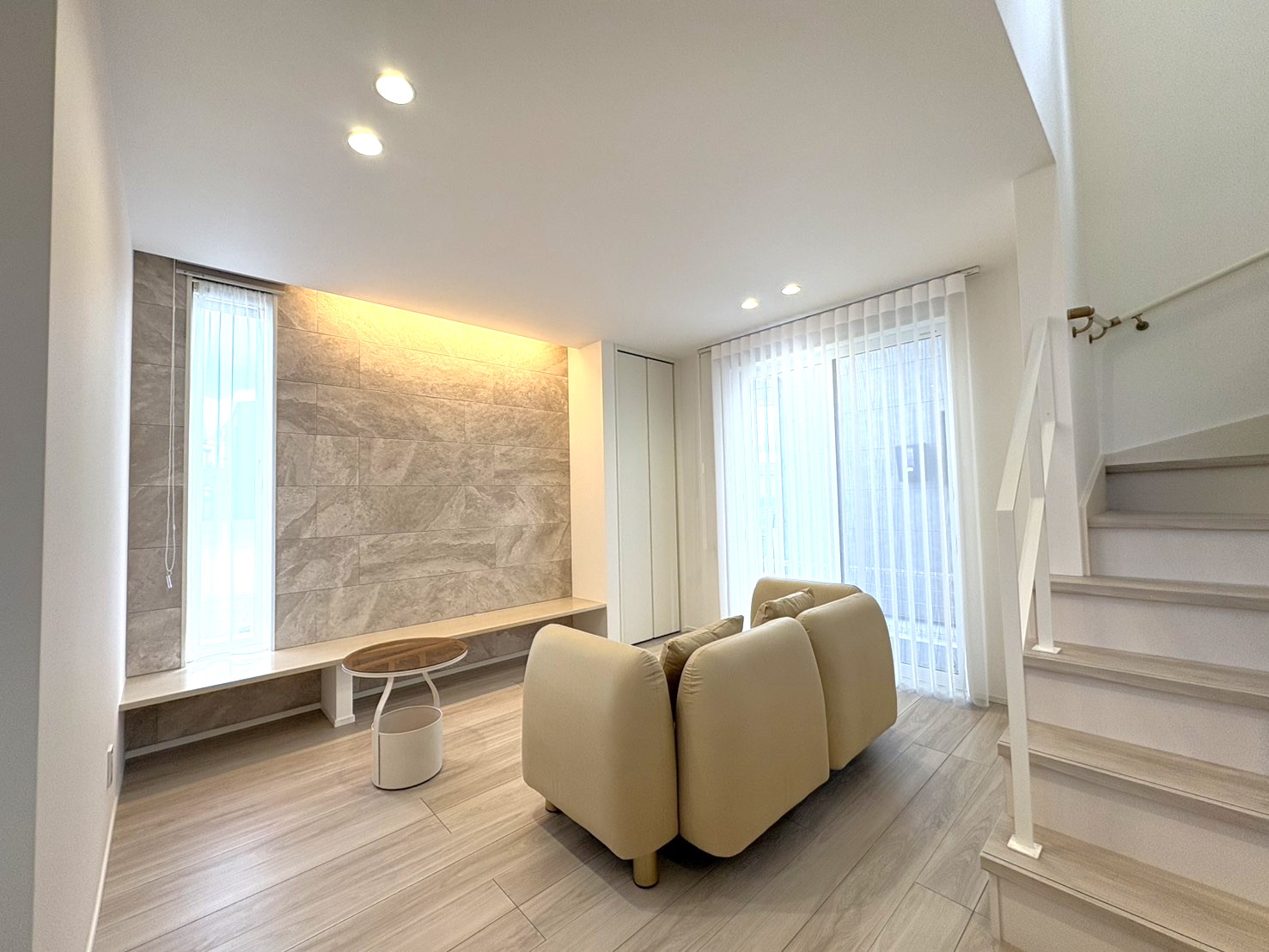 空間をおしゃれに飾る、リビングの造作ＴＶカウンターとエコカラット