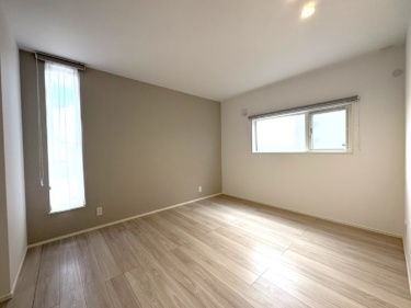 落ち着いたトーンのカラーコーディネートが、リラックスできる空間に