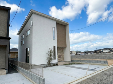 異なる素材を組み合わせた、モダンでスタイリッシュな外観